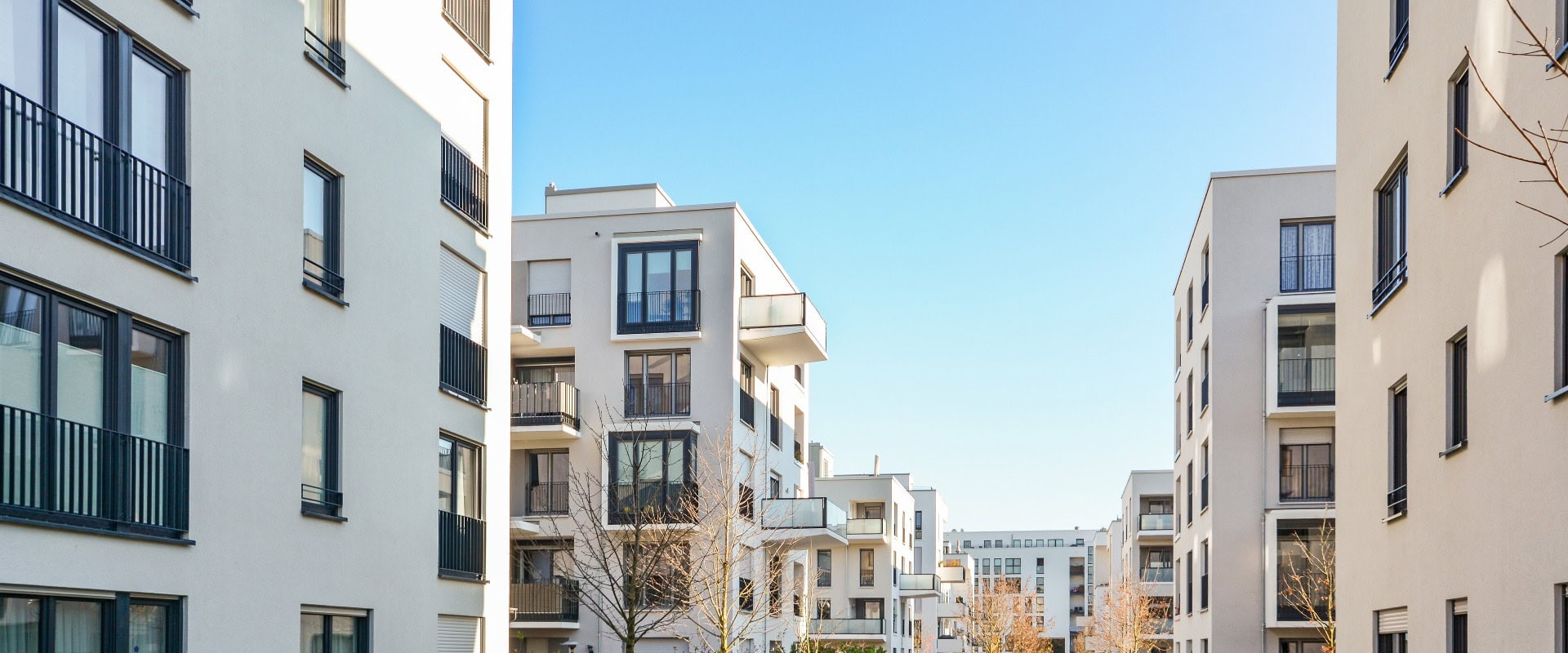 Moderne Apartmenthäuser in einer grünen Wohngegend in der Stadt