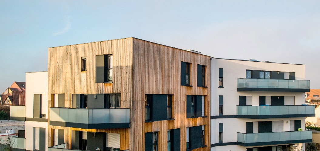 Moderne Stadthäuser in einer Wohngegend